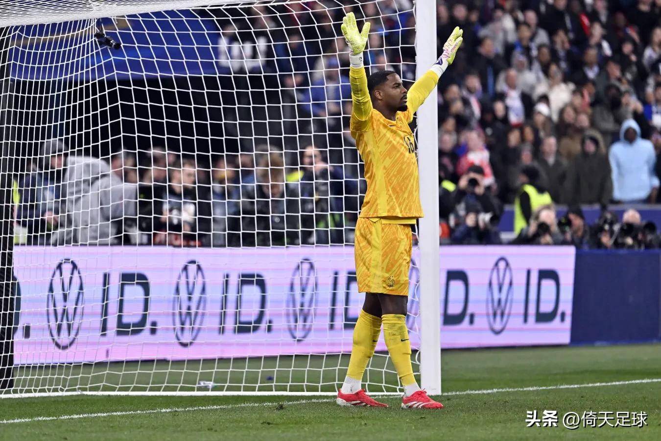 包含欧冠转会期走向成谜，托特纳姆远射贴柱，压力陡增，细节决定成败的词条