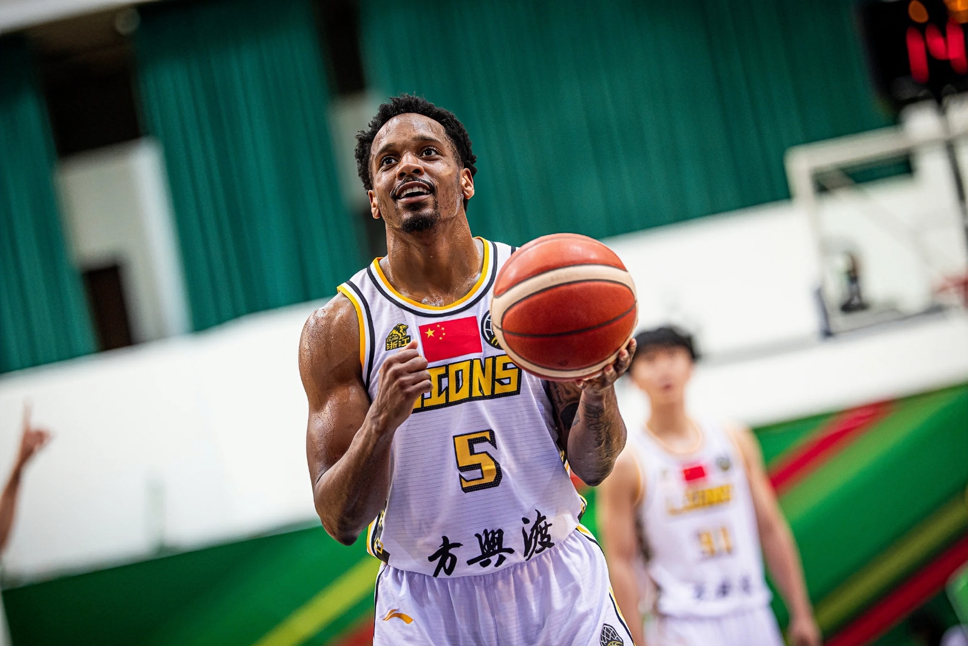 国际比赛日广厦男篮备战亚冠上海久事关键时刻绝杀压哨，Ming连续十二场比赛得分超过问鼎冠军瞬间刷屏的简单介绍