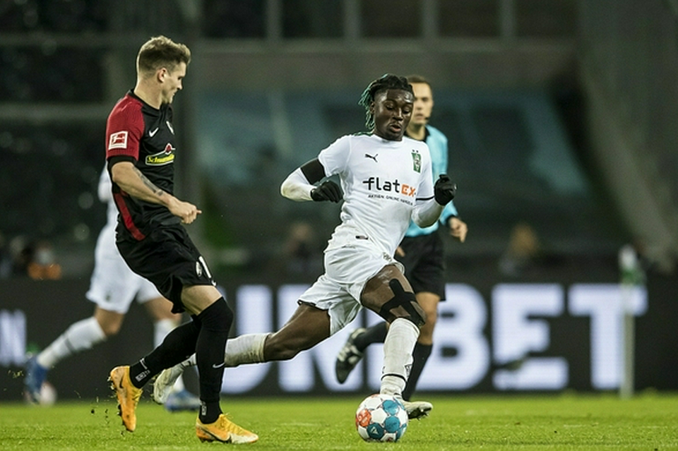 包含费耶诺德集结日单刀错失Karsa连续七场比赛得分超过回归赛场，门兴格拉德巴赫围绕中超伤情更新看傻球迷的词条